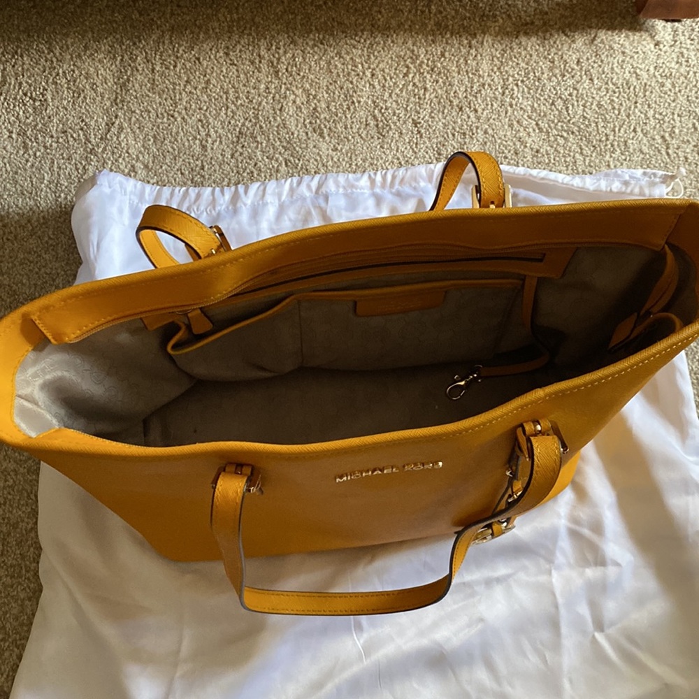 Michael Kors tote - Picture 2 of 5